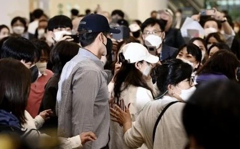 蜜月結束大批媒體接機　玄彬肉身保護孫藝真、答應同框拍攝