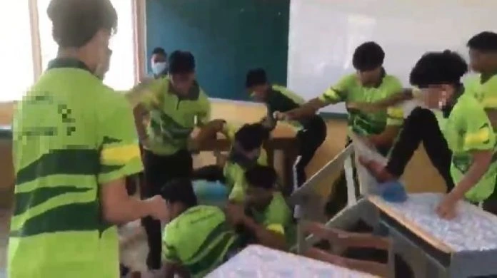 對新生拳打腳踢拋桌子　13名 「小惡霸」被捕