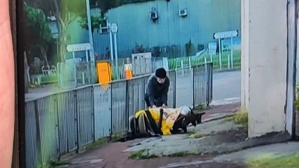 紙皮膠袋裹屍清晨街頭拖行　港青年涉謀殺女友當場被捕