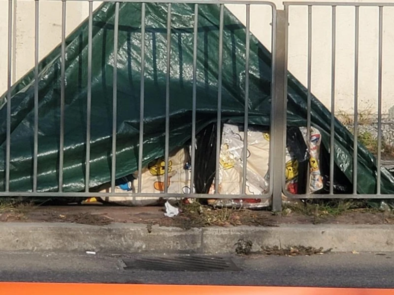 紙皮膠袋裹屍清晨街頭拖行　港青年涉謀殺女友當場被捕