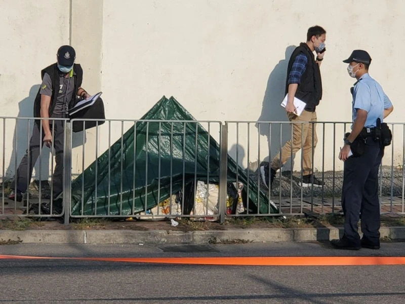 紙皮膠袋裹屍清晨街頭拖行　港青年涉謀殺女友當場被捕