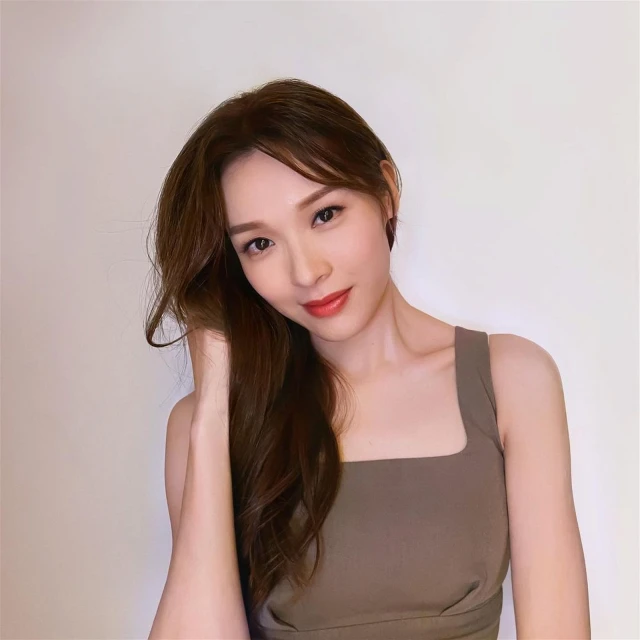 李佳芯曬照小露香肩自嘲「肥了」　網民：請問肥在哪裡？