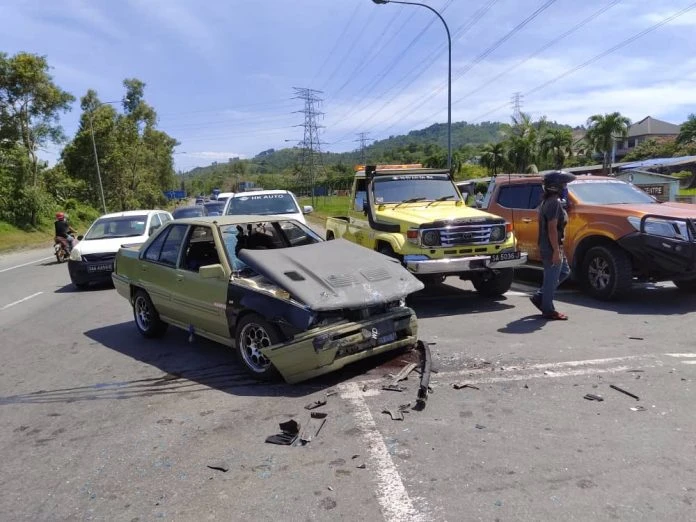 寶馬被國產賽佳追撞 一人重傷送院