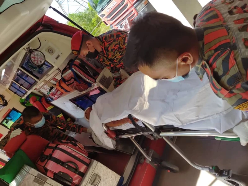 寶馬被國產賽佳追撞 一人重傷送院