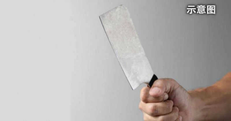 廚師不滿樓上單位傳來噪音　憤持菜刀與阿嫂對質揚言「給她死」