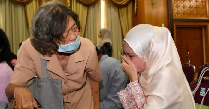 22歲女終獲大馬公民權 緊擁華裔養母感動落淚