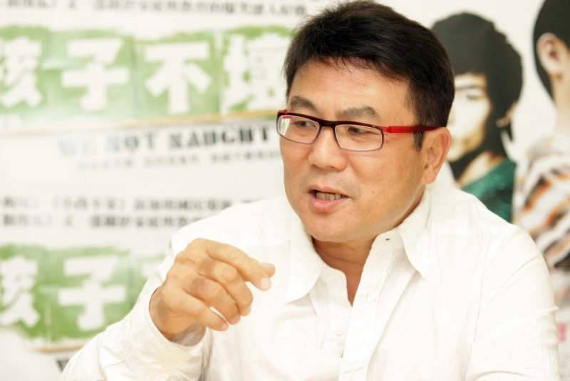 眼皮下垂影響視線　梁志強入院動手術