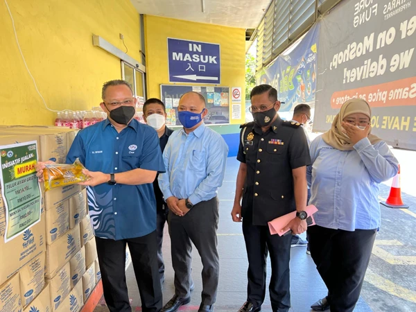 雞蛋每托RM10 包裝油每包RM2 低價銷售島民受惠