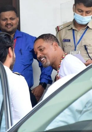 「驚天一巴」後悄飛印度冥想靈修　韋爾史密夫遭外媒嗆爆