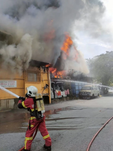 士拉央店屋區發生火災 大火吞噬3店屋