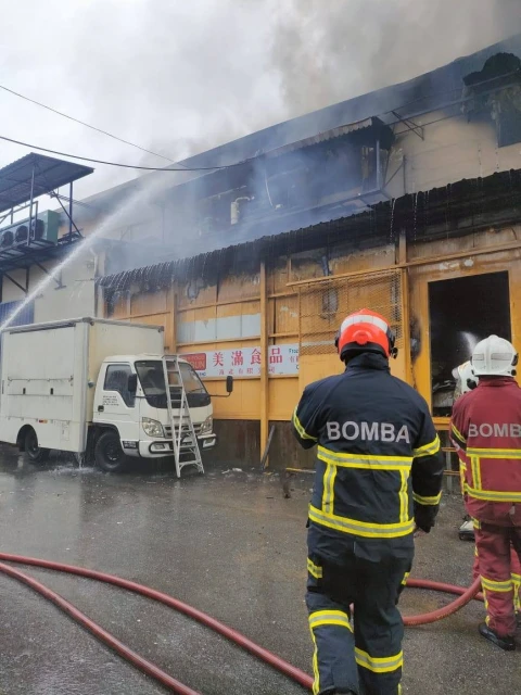 士拉央店屋區發生火災　大火吞噬3店屋