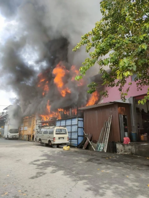 士拉央店屋區發生火災　大火吞噬3店屋