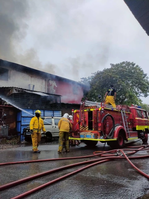 士拉央店屋區發生火災　大火吞噬3店屋