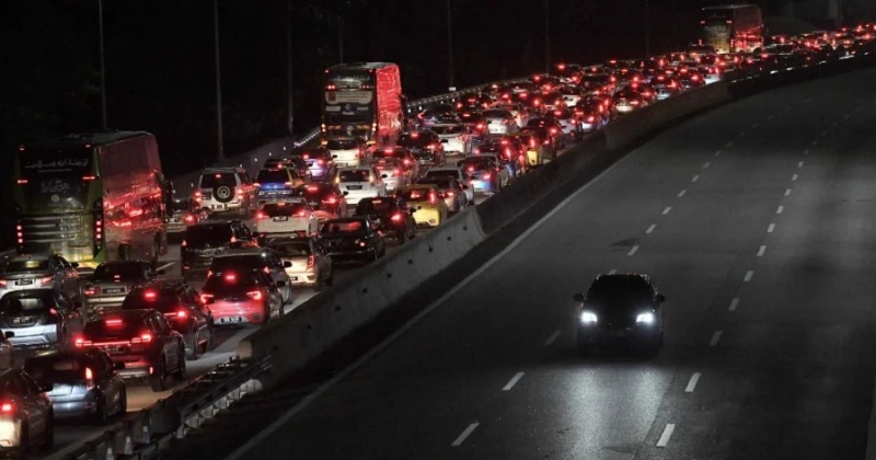 3am開車返鄉遇大道堵塞 網民:憋尿3小時