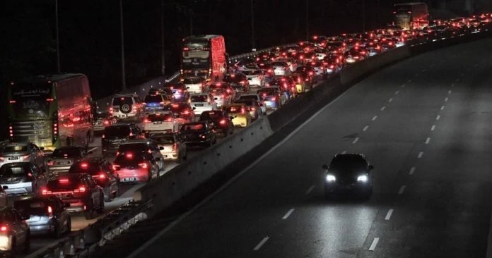3am開車返鄉遇大道堵塞 網民:憋尿3小時