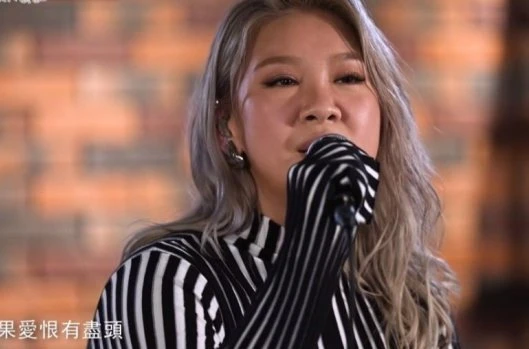 重提與舊愛分手　鄭欣宜火燒對方限量版球鞋、剪名牌外套泄憤！