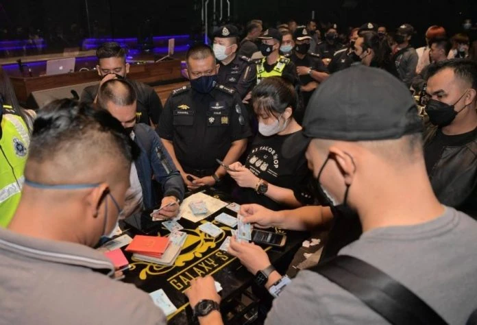 警方突擊偷偷營業夜店 145人被開罰RM145000