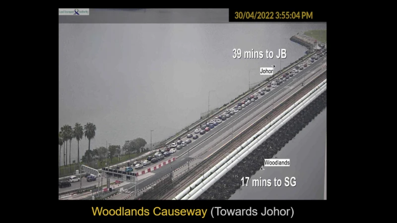 加叻大道車龍逾17公里  新柔長堤塞車景象重現