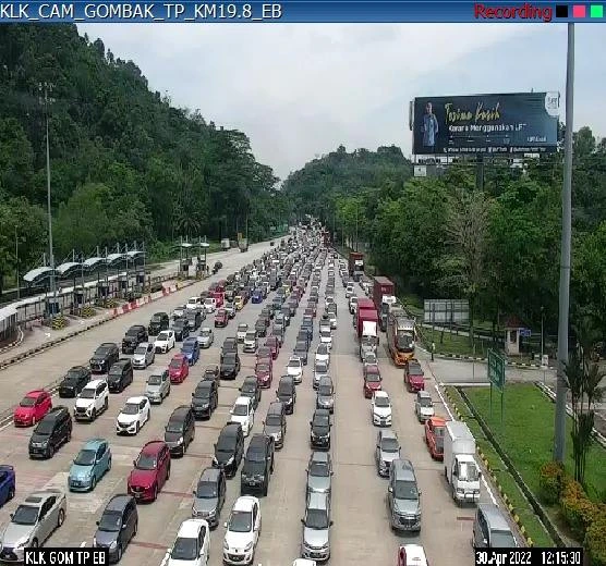 加叻大道車龍逾17公里  新柔長堤塞車景象重現