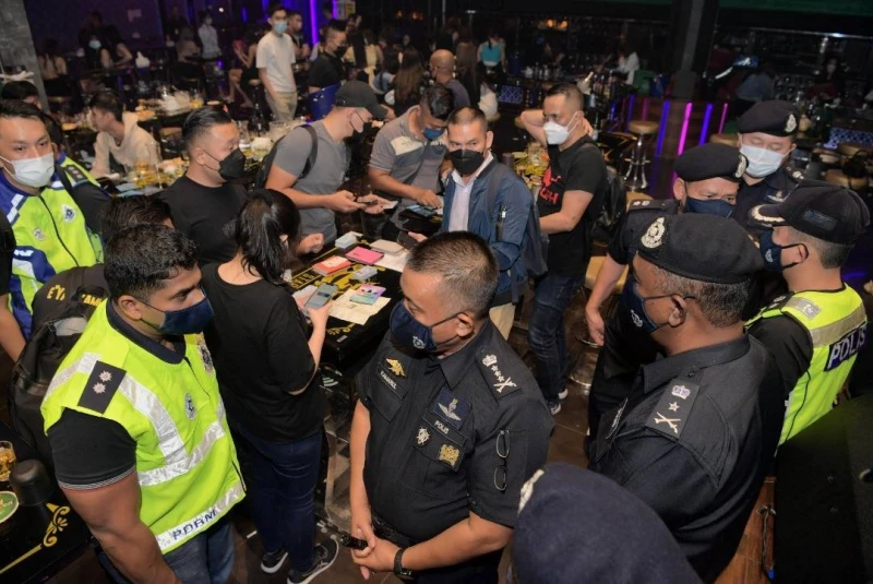 柔警長率隊突擊夜店　145人被罰包括6新加坡人