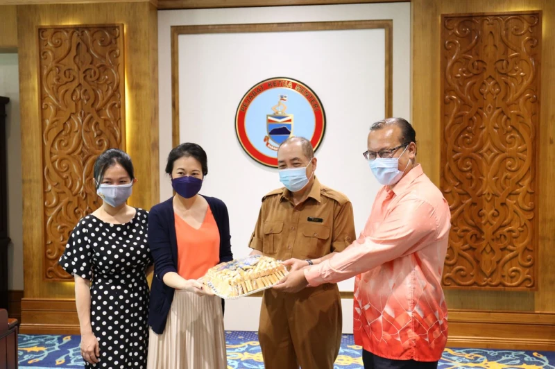 魏家祥贈開齋節賀禮 盧遠東代移交