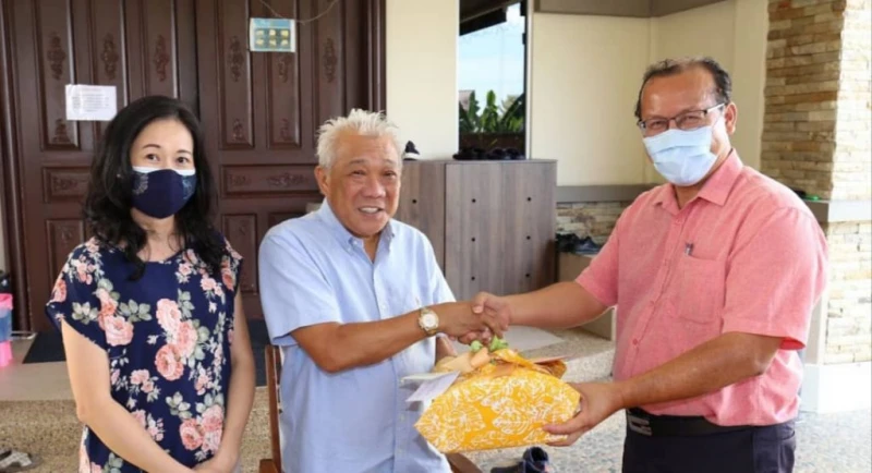 魏家祥贈開齋節賀禮 盧遠東代移交