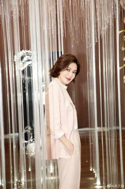 59歲關之琳爬山照曝光　「野生狀態」超驚人