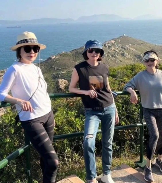 59歲關之琳爬山照曝光　「野生狀態」超驚人