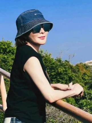 59歲關之琳爬山照曝光　「野生狀態」超驚人