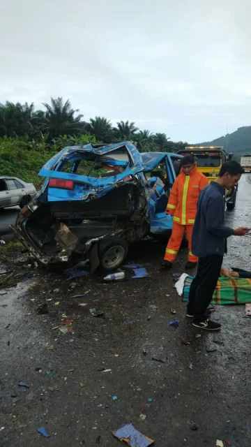 羅厘追撞客貨車 女乘客飛墜路面死亡