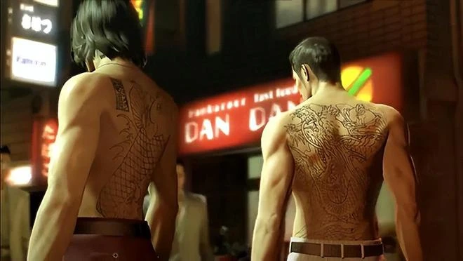 清純妹子咋就不可描述了？抹胸配上桃色紋身，玩家直呼不能停