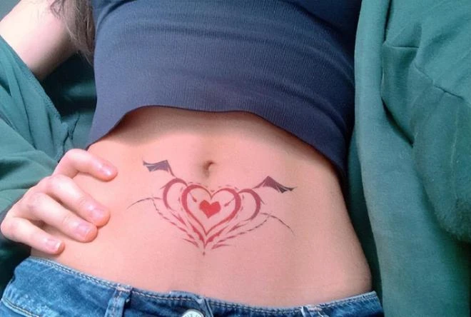 清純妹子咋就不可描述了？抹胸配上桃色紋身，玩家直呼不能停