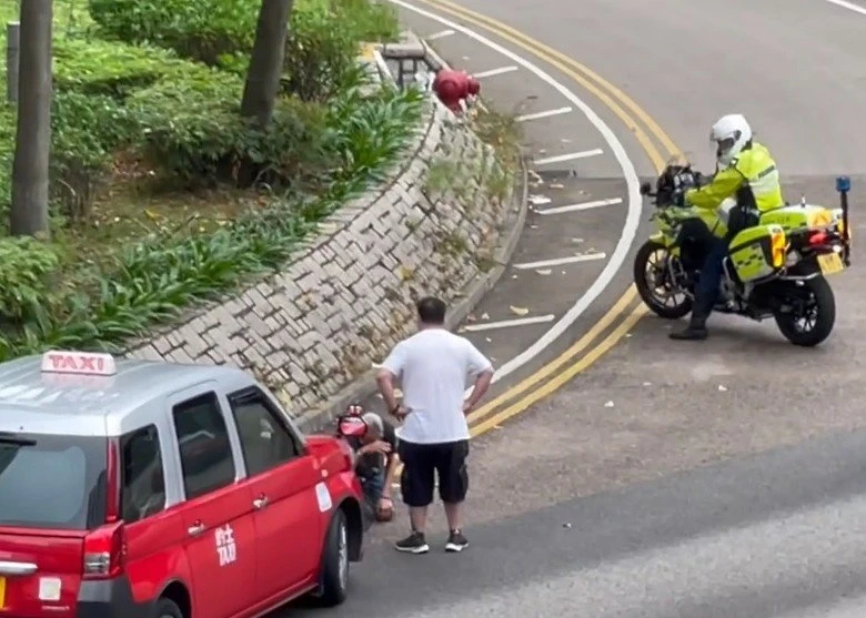 疑險釀意外爆糾紛！德士司機扯衣怒罵　腳車老伯跪地求饒