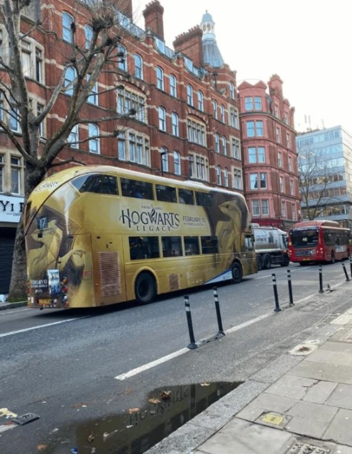 巴士上投放《霍格沃茨之遺》廣告 玩家：這車是獾院的