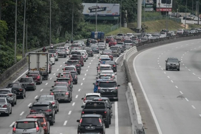 截至下午2時 鵝嘜路至雲頂山腳出現21公里車龍