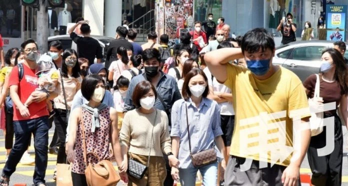 放寬限制不再強制戶外穿口罩 基於健康安全考量國人還是戴口罩