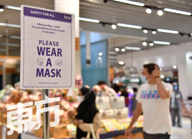 放寬限制不再強制戶外穿口罩　基於健康安全考量國人還是戴口罩