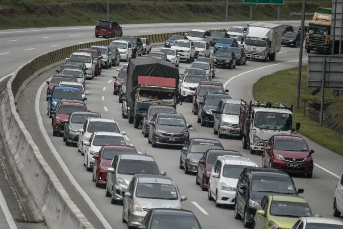 開齋節前夕單日車流量超出預期 交警促大道使用者自律保持耐心遵守規則