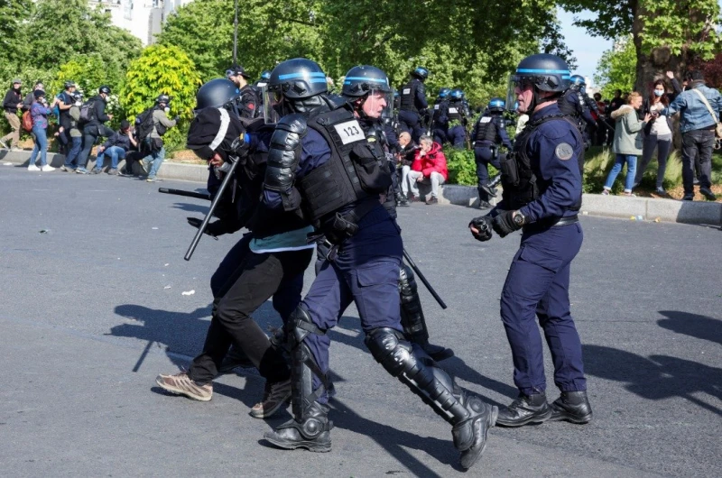 法國「五一」勞動節大遊行　逾11萬人參加