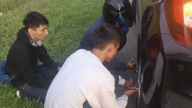 馬國女司機汽車爆胎  三熱心摩托車騎士助換輪胎