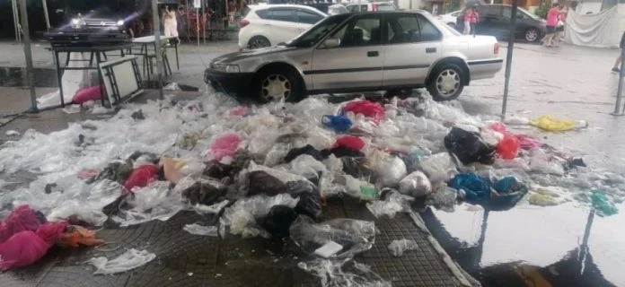 開齋節提早一天打亂清理工作 太平齋戒月市集遍地垃圾