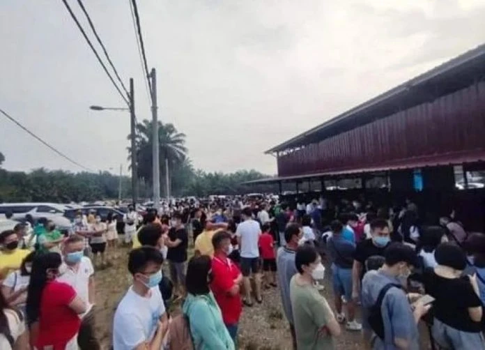 大馬連假迎報復性出遊 逾百人排隊吃肉骨茶