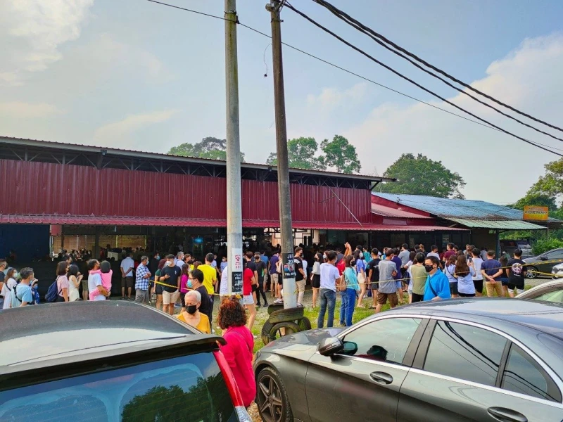 大馬連假迎報復性出遊　逾百人排隊吃肉骨茶