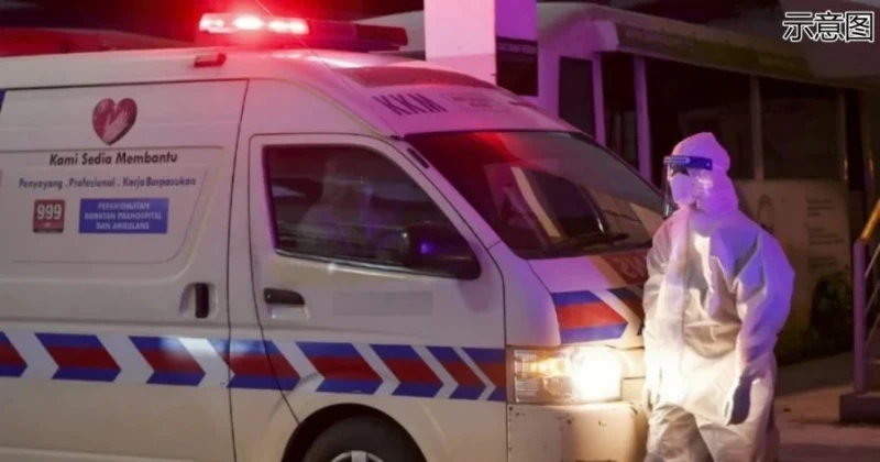 失控撞路旁水管　轎車翻覆倒掛籬笆門