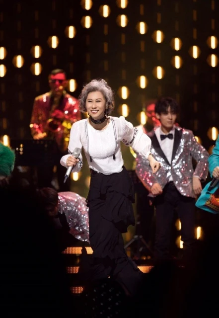 重演與王菲Sit Up斗唱　葉蒨文30年後唱跳《我要你的愛》不帶喘！