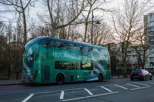 《霍格沃茨之遺》主題巴士 分別以四個學院為主題