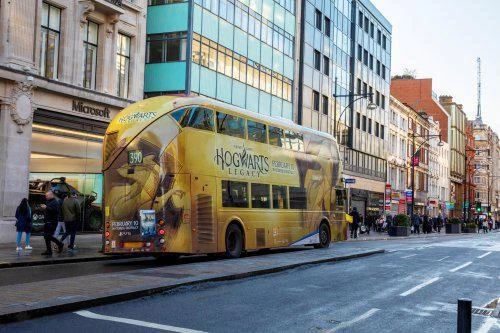 《霍格沃茨之遺》主題巴士 分別以四個學院為主題