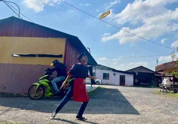 讓Roti Canai「飛起來」　男童靈活技巧吸引食客捧場