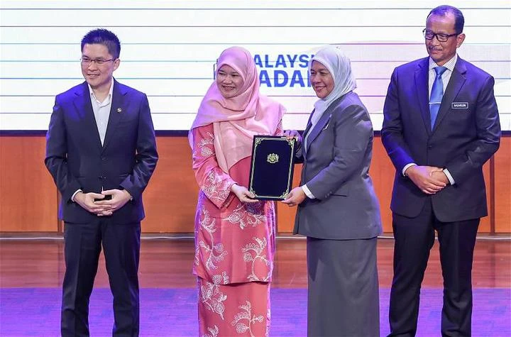 法迪娜：雙語教學計劃堅守立場