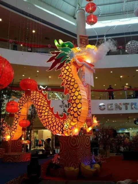 大馬商場龍年裝飾誰最奪目？網民：大馬的要比新加坡美